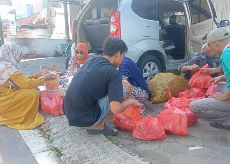 Komunitas JBO dan KUB An-Nur Kudus Beraksi di Tengah Banjir Demak, Distribusikan Bantuan ke Pengungsian