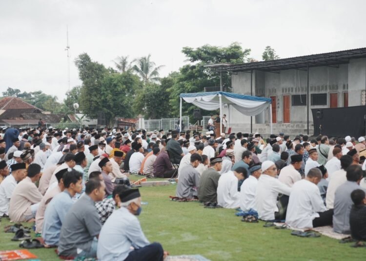 Pemimpin Sleman Hadiri Salat Idul Fitri 1445 H Bersama Ribuan Warga di Dua Lokasi Berbeda
