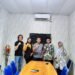 Ketua HIPMI Peduli Sleman dan Kepala Dinas Sosial Sleman berjabat tangan sebagai simbol kerjasama.