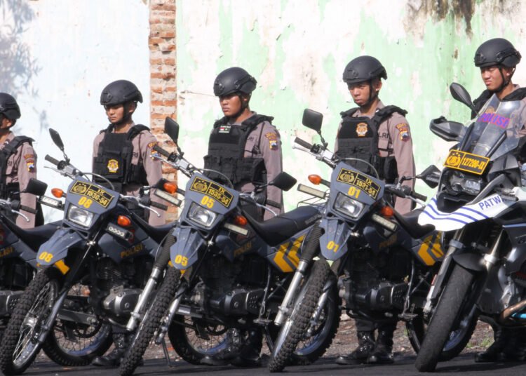 Petugas mengamankan jalan raya selama mudik Lebaran