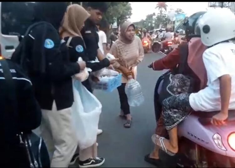 Menjalin Shilaturahim melalui Berbagi di Bulan Ramadhan: UKM PENA dan Yayasan Aswirusani Annaba Bagikan Paket Takjil