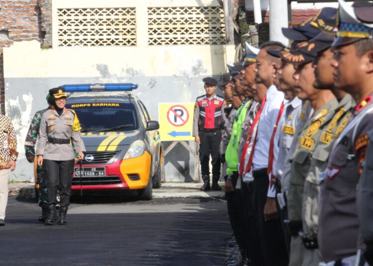 Petugas kepolisian Indonesia bersiap untuk operasi