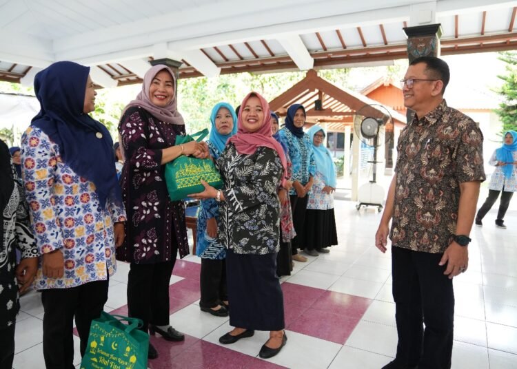 Penyerahan parsel kepada kader IMP Caption: Bupati Sleman menyerahkan paket parsel secara simbolis kepada perwakilan kader IMP sebagai bentuk apresiasi.