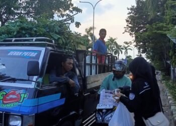 UKM PENA YPPI Rembang dan Yayasan Aswirusani Annaba Berbagi Kebahagiaan melalui Takjil di Bulan Ramadhan