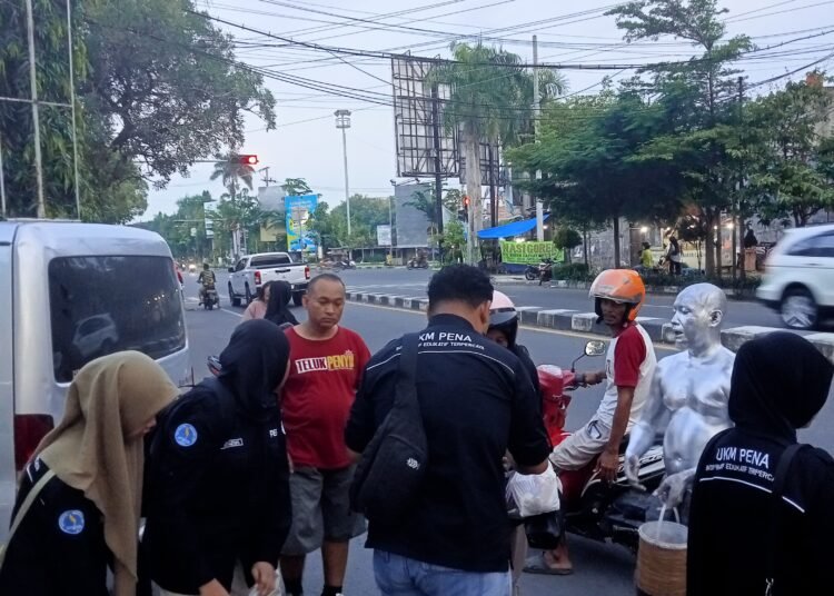UKM PENA YPPI Rembang dan Yayasan Aswirusani Annaba Berbagi Kebahagiaan melalui Takjil di Bulan Ramadhan