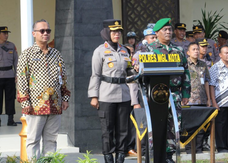 Upacara pembekalan petugas kepolisian sebelum operasi