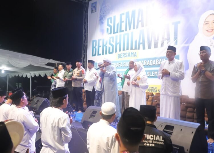 Ribuan Masyarakat Padati Lapangan Pemda Sleman dalam Acara “Sleman Bersholawat” Peringati Hari Jadi ke-108