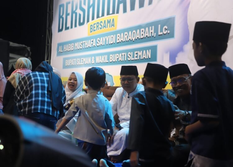 Ribuan Masyarakat Padati Lapangan Pemda Sleman dalam Acara “Sleman Bersholawat” Peringati Hari Jadi ke-108