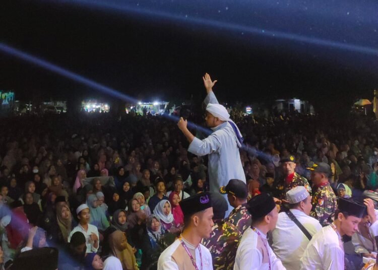 Ribuan Masyarakat Padati Lapangan Pemda Sleman dalam Acara “Sleman Bersholawat” Peringati Hari Jadi ke-108