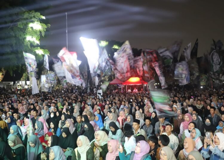 Ribuan Masyarakat Padati Lapangan Pemda Sleman dalam Acara “Sleman Bersholawat” Peringati Hari Jadi ke-108