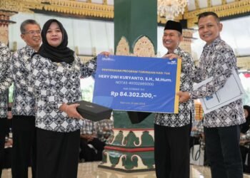 Serahkan SK Pensiun Calon Purna Tugas, Bupati Sleman Dorong Purna Tugas Tetap Berkarya dan Berbakti di Lingkungan Masyarakat