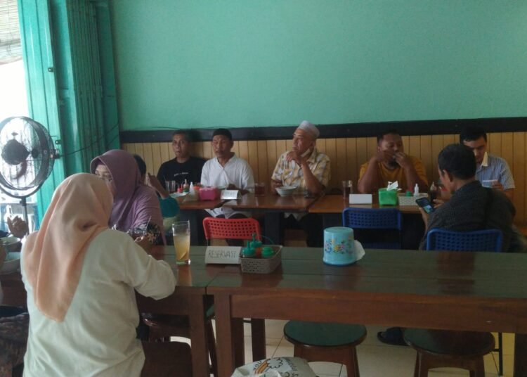 Jamaah Masjid An Nur Gong Jinagong Guyub Rukun makan Bakso Bersama