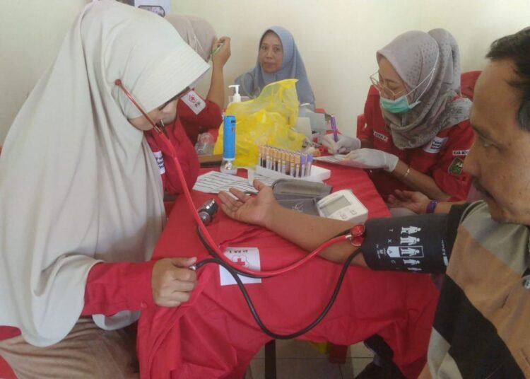 SERATUS WARGA DESA SALAM BERPARTISIPASI DALAM MEDICAL CHECK UP GRATIS