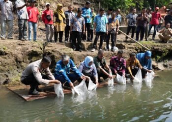 Kustini Serahkan Hibah Sarana Budidaya Ikan Air Tawar dari KKP