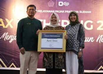 Bupati Sleman Menerima Penghargaan Atas Penerimaan Negara