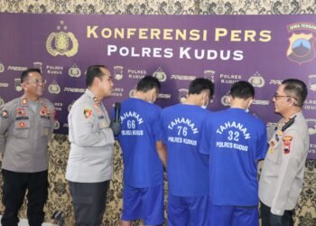 Tiga Pria Diamankan Polisi Kudus Terkait Penganiayaan dan Penusukan di Angkringan