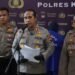 Anggota Polres Kudus “Nyangkut” di Atas Kap Mobil, Pelaku Diamankan Setelah Melukai Anggota dan Warga