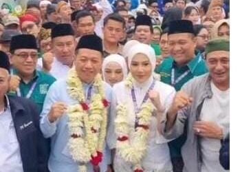 Pasangan Santri Jadi Pendaftar Pertama di KPU Kudus dengan Dukungan Ribuan Massa