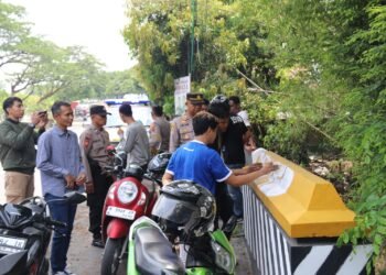 Polres Kudus dan Suporter Persiku Gelar Aksi Bersih-Bersih, Hapus Coretan Vandalisme di Perbatasan Kudus-Pati