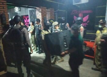 Operasi Gabungan Kudus Tutup Kafe Karaoke, Puluhan Botol Miras Disita
