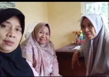 Aksi Jumat Berkah: Dua Srikandi Peduli Lingkungan dan Pengelolaan Sampah di Desa Menawan, Kudus