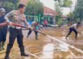 Satlantas Polres Kudus Gelar Bakti Sosial, Bersihkan Lumpur di SMK NU Ma’arif 3 Kudus