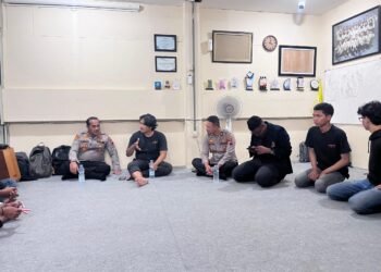 Kapolres Kudus AKBP Ronni Bonic Jenguk Mahasiswa UMK yang Alami Kecelakaan Saat Perjalanan Aksi Damai