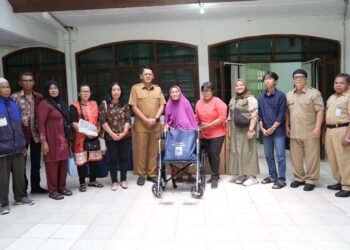 Wabup Danang Serahkan 7 Bantuan Kursi Roda dan Kruk Melalui Program JPS