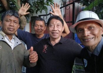 Diskusi Asyik Sambil Ngeteh dan Sholawat di Teras Keluarga Doktor Sukresna Purwosari Kudus