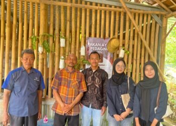 Mahasiswa UIN Kudus Kunjungi Kebun Literasi “Banana Garden” Kudus, Kagumi Program Wakaf Produktif Nabung Ayam Kampung