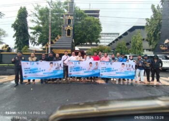Double Momentum! Rayakan HPN dan HUT ke-8 IWOI, Ratusan Nasi Bungkus Dibagikan di Jalan Pahlawan Semarang