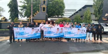 Double Momentum! Rayakan HPN dan HUT ke-8 IWOI, Ratusan Nasi Bungkus Dibagikan di Jalan Pahlawan Semarang