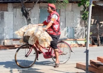 Jurnalis Tetap Bergerak di Ekonomi Riil, Dari Liputan Hingga Jualan Kerupuk