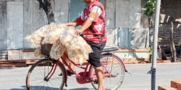 Jurnalis Tetap Bergerak di Ekonomi Riil, Dari Liputan Hingga Jualan Kerupuk