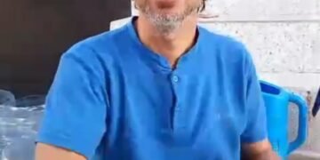 Ustadz Nuryoso Ajak Warga Isi Waktu Senggang dengan Bertani Bawang Merah di Botol Bekas