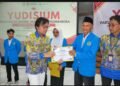 Dari Kebun Pisang Menjadi Sarjana Hukum, Rochmad Raih Predikat Wisudawan Terbaik Prodi Hukum